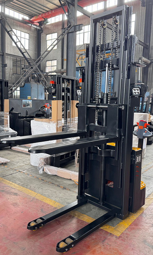 Electric Lifting Of 1.5t 1500mm Three Stage Mast Fully Electric Stacker