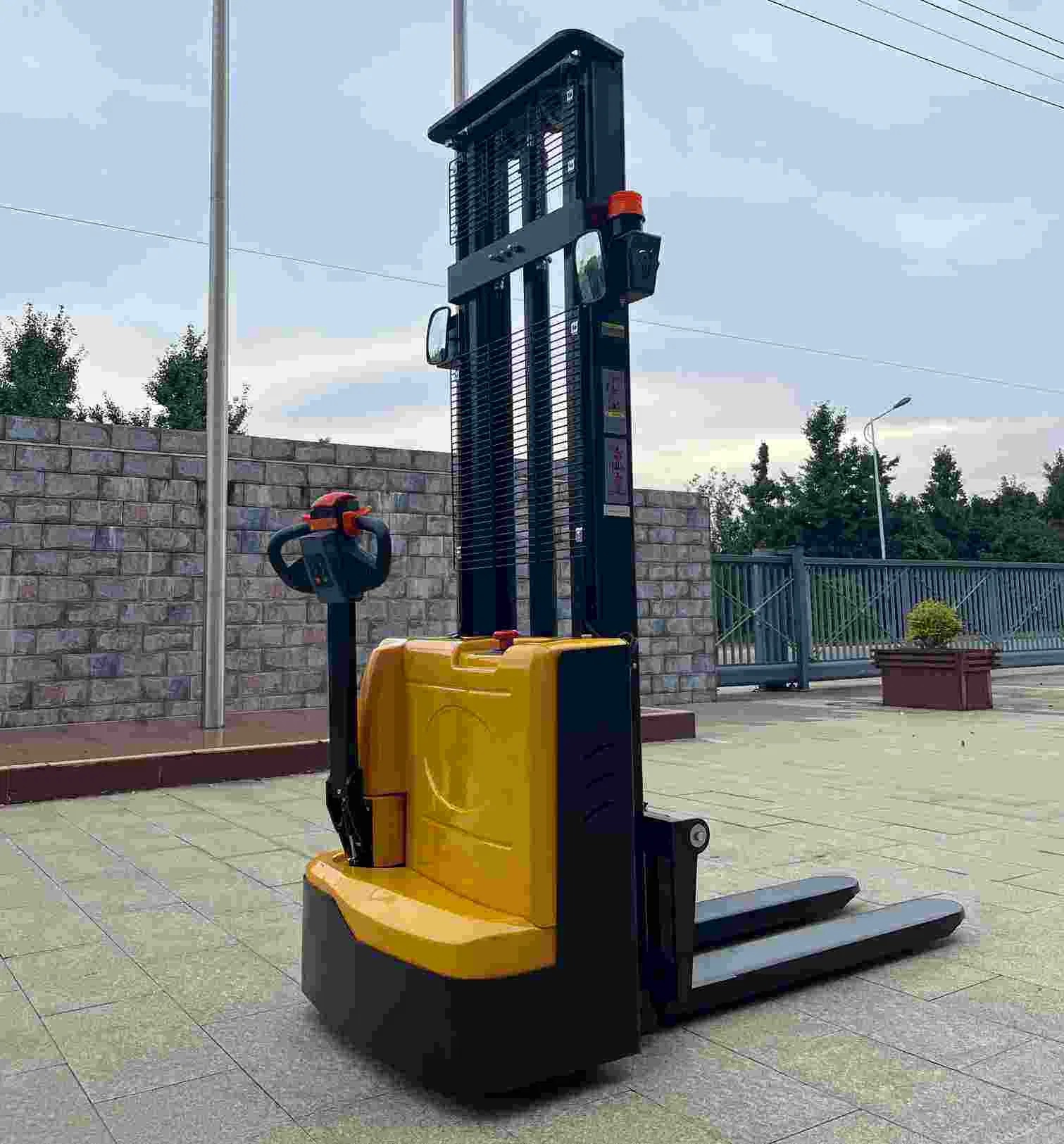 Electric Pallet Stacker with 24V Battery 1070mm Fork Length and 550/680mm Fork Width for Efficient Material Handling