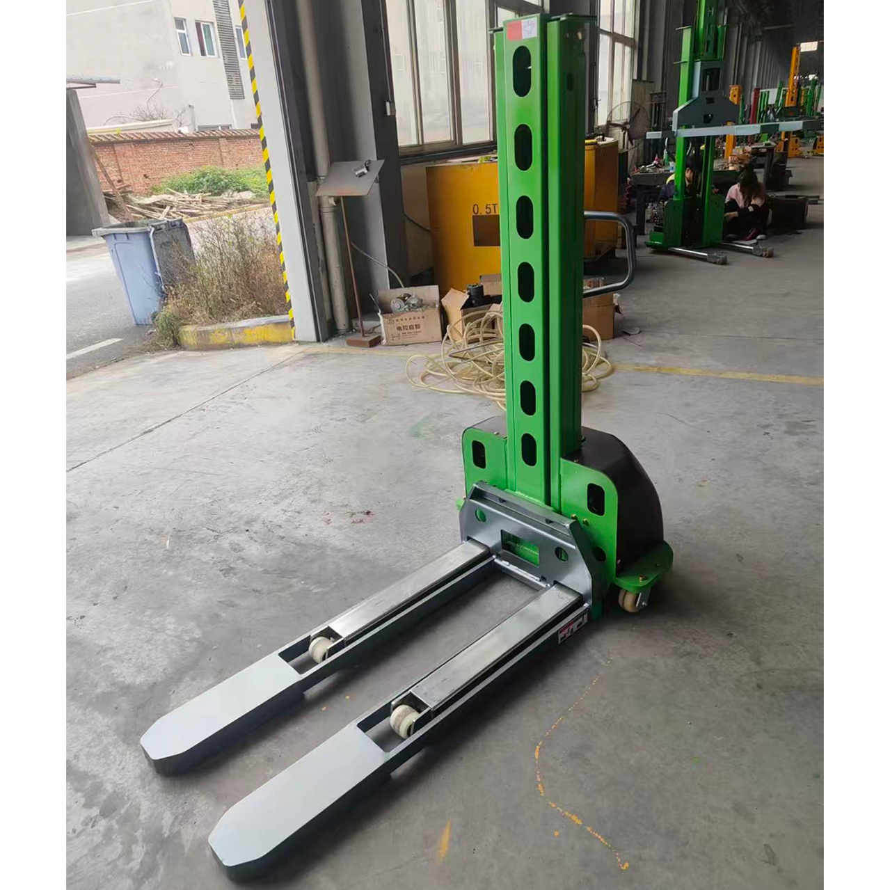 Battery Operated Semi Electric Stacker 500kg 700kg1000kg Self Loading Portable Forklift Truck 1.6m Height